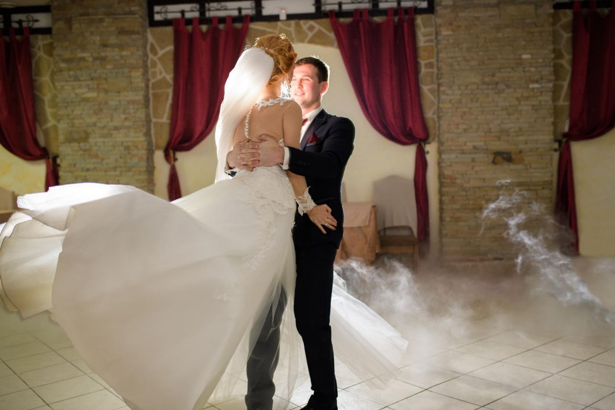 Make Your Wedding Special with an Amazing First Dance